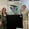 Dr. Verreth, IBD-patiënte Karin, IBD-verpleegkundige en dr. Van den Bogaert bij de artistieke toiletpot