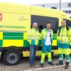 Urgentiearts dr. Nicolas Léonard, PIT-verpleegkundige Tom en ambulancier Frank voor het nieuwe PIT-voertuig