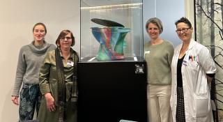 Dr. Verreth, IBD-patiënte Karin, IBD-verpleegkundige en dr. Van den Bogaert bij de artistieke toiletpot