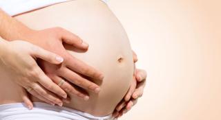 Handen op zwangere buik