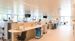 Overzichtsbeeld van de blauwe dialysezaal, met plaats voor 30 high-carepattiënten