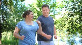 Man en vrouw joggen - beeld via Eetexpert.be